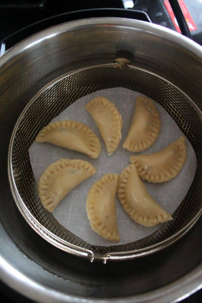 arrange gujiya in air fryer basket