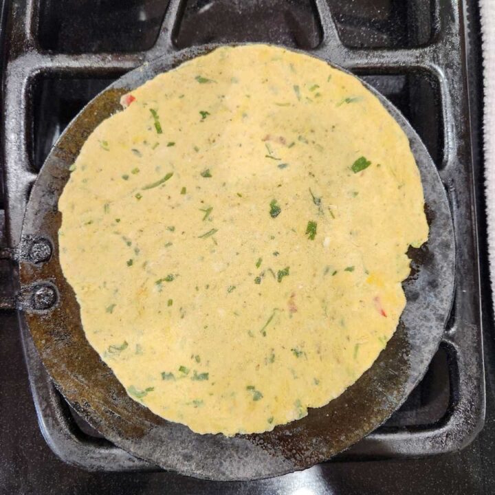 cook the paratha on the tawa