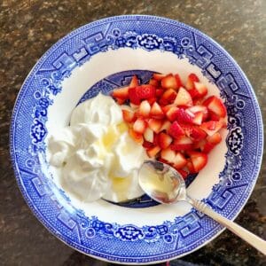 ingredients for strawberry yogurt clusters