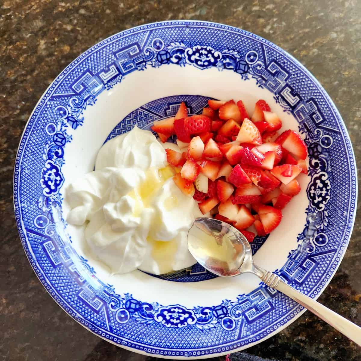 ingredients for strawberry yogurt clusters