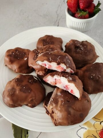 viral chocolate strawberry yogurt clusters