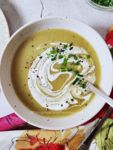 low carb cream of celery soup with cauliflower and no flour, gluten free soup