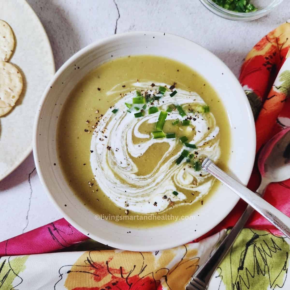 low carb cream of celery soup with cauliflower and no flour, gluten free soup