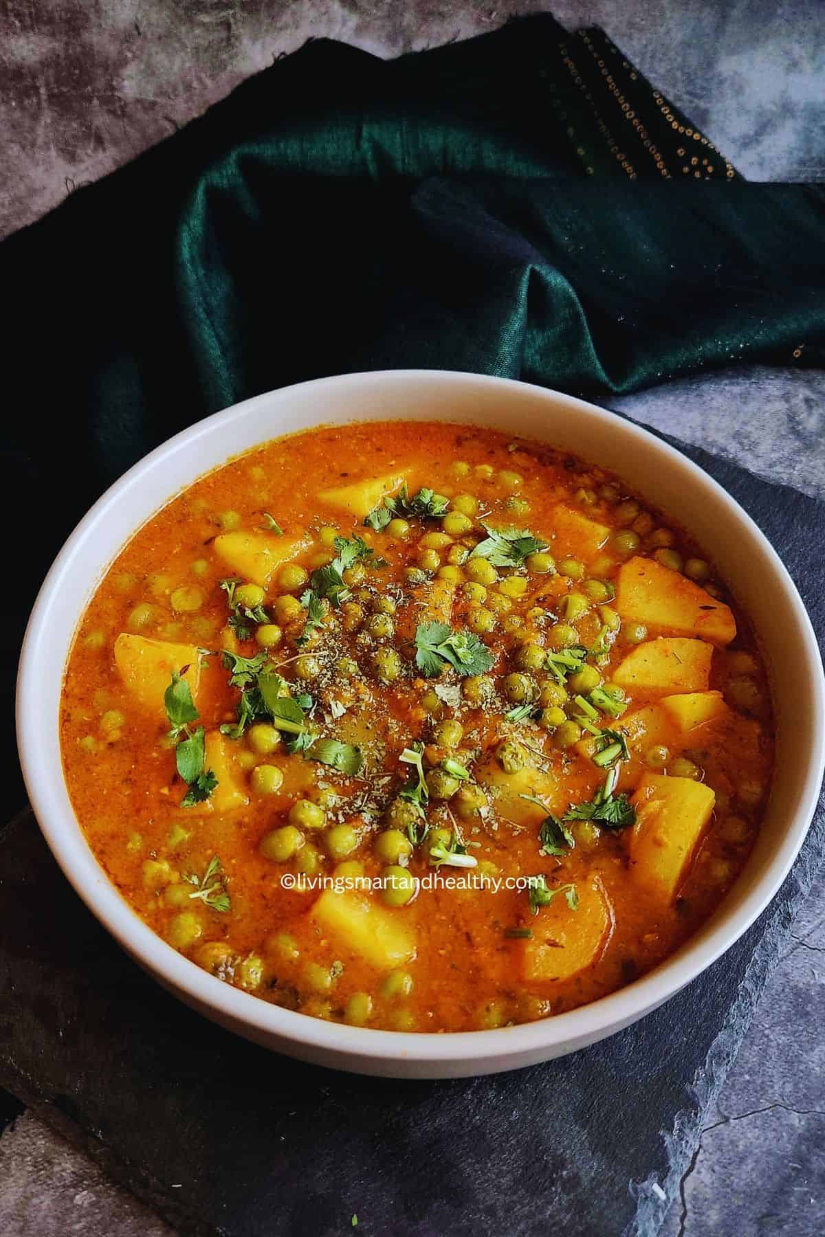 Easy vegan potato and peas curry cooked in Instant Pot