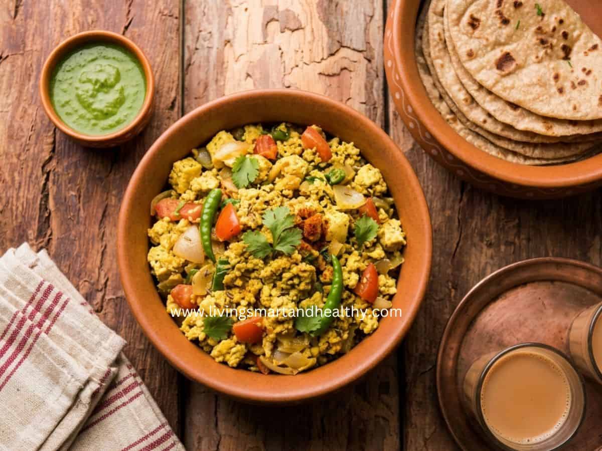 Tofu bhurji garnished with fresh cilantro and a lemon wedge